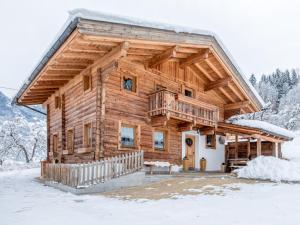 una cabaña de madera en la nieve en Rosalie-Lorena en Ramsau im Zillertal