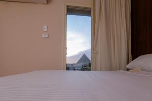 Voodi või voodid majutusasutuse Sky Pyramids View Inn toas