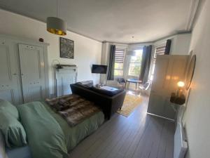 a bedroom with a bed and a desk in it at 16 Big Comfy Studio - Great Location - Free Onsite Parking - Comfy Bed in Brighton & Hove