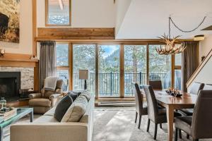 salon z kanapą, stołem i krzesłami w obiekcie 2084 The Pines condo w mieście Keystone