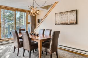 jadalnia z drewnianym stołem i krzesłami w obiekcie 2084 The Pines condo w mieście Keystone +31 zdjęć