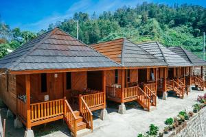 an overhead view of a row of wooden huts at Golden Orchid Villa in Dieng
