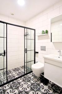 Kylpyhuone majoituspaikassa TAKS-INN Suites