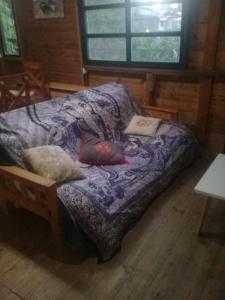 un sofá en una habitación con almohadas en LA VECINDAD en Dique Luján
