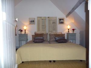 um quarto com uma cama grande e 2 mesas de cabeceira em Escale de Loire Gîte em Chouzé-sur-Loire