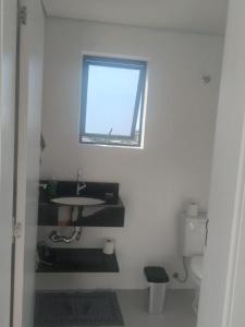 Um banheiro em Cobertura Duplex Itapoá