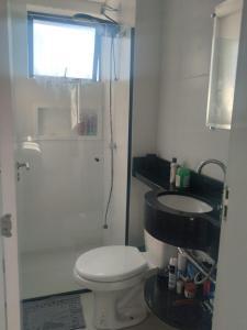uma casa de banho com um WC e um lavatório em Cobertura Duplex Itapoá em Itapoá