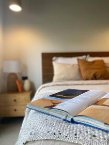 ein offenes Buch auf einem Bett in der Unterkunft 'Shore Thing' - Akaroa in St Helens