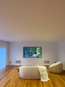 ein Wohnzimmer mit einem Sofa und einem Gemälde an der Wand in der Unterkunft 'Shore Thing' - Akaroa in St Helens