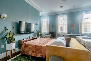 una camera con letto e divano di Airy Greenwich Retreat with Private Deck a New York