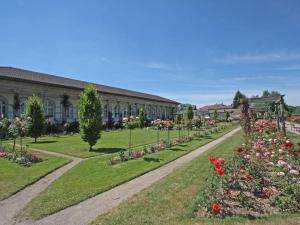 um jardim com flores em frente a um edifício em Gîte Chantraine, 2 pièces, 2 personnes - FR-1-589-278 em Chantraine