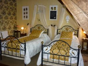 瓦朗賽的住宿－Guestroom Valençay, 2 pièces, 4 personnes - FR-1-591-392，卧室设有两张床,卧室设有阁楼。