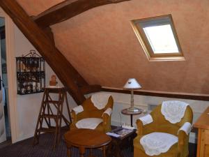 瓦朗賽的住宿－Guestroom Valençay, 2 pièces, 4 personnes - FR-1-591-392，带三把椅子、一张桌子和一扇窗户的房间
