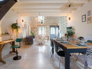 comedor y sala de estar con mesa y sillas en Gîte Mareuil-sur-Lay-Dissais, 3 pièces, 5 personnes - FR-1-426-537, en Mareuil-sur-Lay