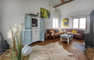 ein Wohnzimmer mit einem blauen Schrank und einem Sofa in der Unterkunft Gorgeous Home In Besmont With Wi-fi in Éparcy