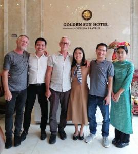 um grupo de pessoas estão posando para uma foto em Golden Sun Hotel em Hanói