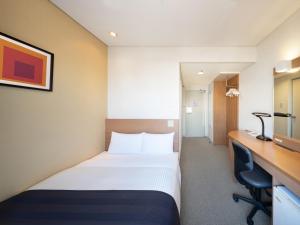 Postel nebo postele na pokoji v ubytování Art Hotel Niigata Station