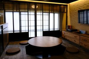 高知市にある一棟貸切 STAY UWU 002 retro houseの木製テーブル、一部の窓が備わります。 +12枚の写真