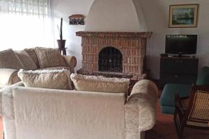a living room with a couch and a fireplace at La Escondida, con acceso al lago in Guatapé +6 photos