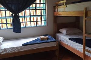 a bedroom with two bunk beds and a window at La Escondida, con acceso al lago in Guatapé