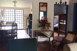 a living room with a kitchen and a dining room at La Escondida, con acceso al lago in Guatapé