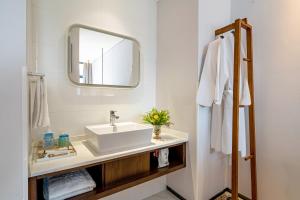 a bathroom with a sink and a mirror at Wuyu Hotel - Chongqing Yuanyang Light Rail Station in Chongqing