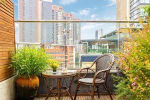 Wuyu Hotel - Chongqing Jiangbei Airport & Light Rail的阳台或露台