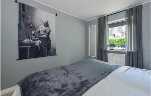 Säng eller sängar i ett rum på 3 Bedroom Awesome Home In Kerkdriel
