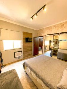 1 dormitorio con 1 cama grande en una habitación en Ipanema Vinicius de Moraes II, en Río de Janeiro