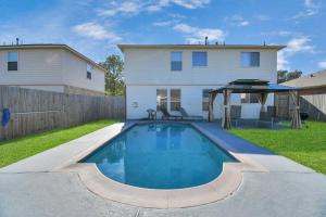 Bazén v ubytování Tranquil 4-BR Oasis With Pool & Backyard Bliss! nebo v jeho okolí