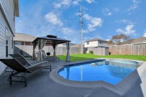 Bazén v ubytování Tranquil 4-BR Oasis With Pool & Backyard Bliss! nebo v jeho okolí