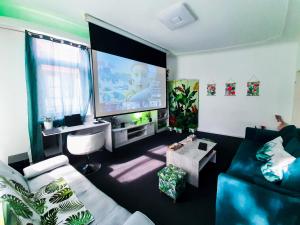 Goethes Haus في غوتنغن: غرفة معيشة مع أريكة وتلفزيون بشاشة مسطحة