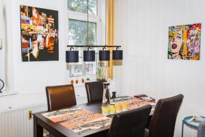 Goethes Haus في غوتنغن: غرفة طعام مع طاولة وكراسي