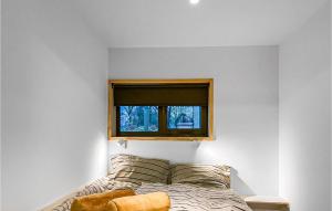 Un dormitorio con una cama y una ventana encima. en Beautiful Home In Spier With Wifi, en Spier