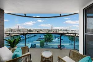 balcón con sillas y vistas al puerto en Blue Horizons 2BR Water Front Full Marina View, en Los Ángeles