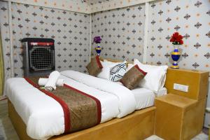 2 camas en una habitación con 2 camas sidx sidx sidx en Malra Heritage camp, en Sām