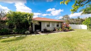 een huis met een groene tuin bij 108 Main Bradenton in Bradenton