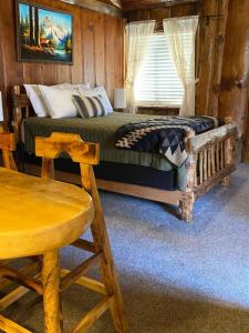 sypialnia z 2 łóżkami i stołem w obiekcie 2410 - Oak Knoll Duplex Studio #12 cabin w mieście Big Bear Lake