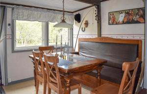 2 Bedroom Gorgeous Home In Linkping في لينكوبِنغ: غرفة طعام مع طاولة وكراسي خشبية