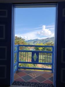 - Puerta a un balcón con vistas a las montañas en Apartahotel Villa Carolina 4, en Jericó