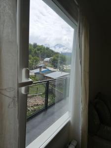 uma janela num quarto com vista para uma varanda em Departamento en Ushuaia em Ushuaia
