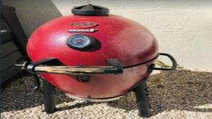 um tanque de gasolina vermelho sentado ao lado de uma parede em 108 Tiny House Bradenton em Bradenton