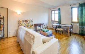 a living room with a couch and a table at Amazing Apartment In Montegrosso Dasti With Kitchen in Montegrosso dʼAsti