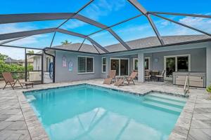 マルコ・アイランドにあるStunning 4BR Beach House - Pool - Spa - Near the Parkのパティオ付きのスイミングプール、家