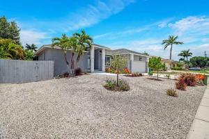 マルコ・アイランドにあるStunning 4BR Beach House - Pool - Spa - Near the Parkの私道の椰子の木がある家