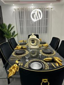 a dining room with a black and gold table and chairs at Hermoso lugar para compartir es muy acogedor in Mendoza