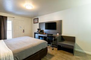 um quarto de hotel com uma cama e uma secretária com um computador em Econo Lodge Inn & Suites Heavenly Village Area em South Lake Tahoe