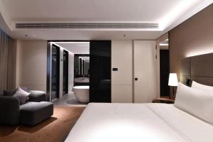 Voodi või voodid majutusasutuse Intercity Hotel Futian Bin He Zhongzhou Bay toas