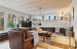 sala de estar con sofá y mesa en Nice Home In Or With Wifi, en Orø