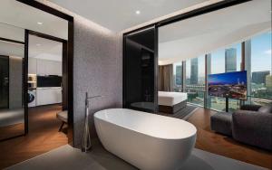 Voodi või voodid majutusasutuse Intercity Hotel Futian Bin He Zhongzhou Bay toas